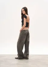 Pantalón de jean color gris óxido, corte wide leg y tiro bajo.