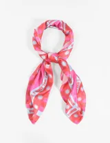 Pañuelo cuadrado de poliéster color rojo con diseño de sol celeste y blanco. Tiene borde con texto "Charrúa Uruguay Since 2015" y estrellas.