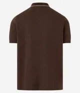 Chomba de piqué color marrón con cuello polo, tapeta de tres botones y mangas cortas.