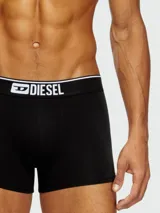 Pack de tres bóxers Diesel, uno gris liso con pretina gris claro con logo, y dos con estampados.