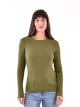 Remera de manga larga color verde oliva, con cuello redondo y corte ajustado.