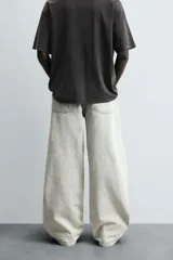 Pantalón de jean negro de corte amplio, estilo balloon fit, con cinco bolsillos y cierre frontal con botones.