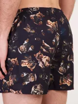 Bóxer de algodón blanco con estampado de flores pequeñas color celeste, con cintura elástica y logo de la marca en el centro.