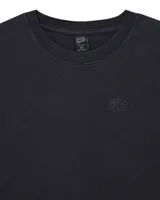 Remera de manga corta color negro con cuello redondo y logo bordado en el pecho.