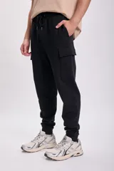 Pantalón deportivo negro tipo cargo, confeccionado en tela de algodón o mezcla, con cintura elástica ajustable con cordón blanco y bolsillos laterales tipo parche con solapa. Presenta puños ajustados en los tobillos.