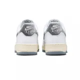 Zapatillas urbanas Nike Air Force 1 '07, color blanco con detalles en gris brillante en el logo y el talón.