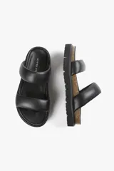 Sandalias plateadas con doble tira ancha acolchada, base anatómica de corcho y plataforma liviana con suela antideslizante.