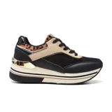 Championes urbanos Korium Mila D24, con plataforma, cordones negros, capellada negra con detalles en beige y animal print.