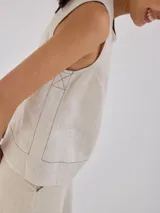 Musculosa negra de lino con pespuntes a contratono y cierre metálico a la vista en la espalda.