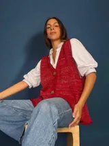 Chaleco tejido a mano con escote en V, bordado con botones, confeccionado en algodón con detalles de lurex. Terminaciones en crochet y bordados hechos a mano con lana merino.