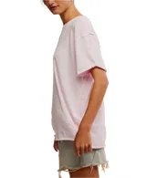 Remera gris de corte cuadrado, ligeramente extragrande, con escote redondo, hombros caídos y costuras sin rematar.