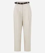 Pantalón zanahoria de cintura alta color borgoña, con trabillas, pliegues y cinturón fino de cuero sintético.