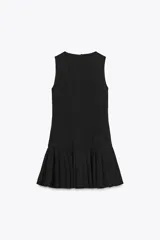 Vestido marrón sin mangas con cuello redondo y falda con pliegues.