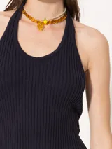 Top negro de tejido de punto con cuello halter y espalda descubierta.