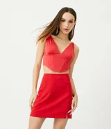 Blusa corta sin mangas color rojo, con escote en V y diseño tipo corset.