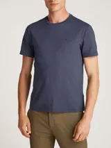 Remera de hombre Calvin Klein color azul marino, de corte regular, cuello redondo y manga corta. Presenta un pequeño logo de la marca bordado en el pecho.