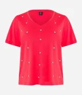 Blusa roja de viscosa con escote en V y corazones metalizados aplicados.