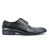Zapato acordonado de cuero negro, con puntera redondeada y suela plana.