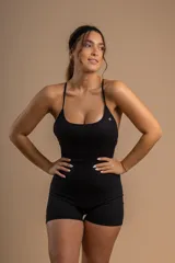 Enterito deportivo color marrón con breteles finos y espalda descubierta.