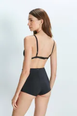 Conjunto de ropa interior color beige, compuesto por un top bandeau y un short de tiro alto.