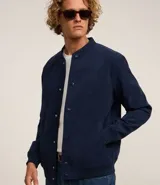 Campera bomber marrón de terciopelo pana con cuello redondo, cierre con botones a presión, bolsillos laterales, puños y cintura elastizados.