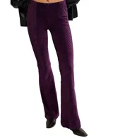 Pantalón de corte flare, tiro alto, color morado oscuro con textura de terciopelo y patrón en chevron.