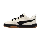 Championes Puma Court Classic color crema con detalles en negro, cordones negros y suela de goma color caramelo.