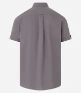 Camisa de hombre de manga corta en lino color blanco, con cuello clásico, botonadura frontal y bolsillo de parche en el pecho. Corte recto.