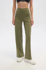 Pantalón deportivo verde oliva de corte ancho.