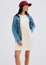 Vestido corto amarillo con cuello redondo, mangas cortas con dobladillo y bolsillo de parche en el pecho.