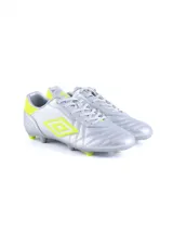 Championes de fútbol Umbro Touch FG, color blanco con detalles en naranja.