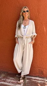 Pantalón de corte amplio color beige, con cintura elástica y lazo ajustable.
