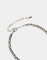 Set de dos collares dorados con cadenas de diferentes diseños. Uno con strass rojos y otro con dijes de corazón, perla y cruz.