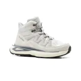 Bota de caña media Hi-Tec Kelton color gris claro, con detalles en cuero sintético y malla. Cuenta con cordones redondos, cuello acolchado y suela gruesa con tecnología de amortiguación.