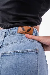 Bermuda de jean celeste con bolsillos cargo y corte a la rodilla.