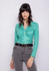 Top de manga larga con estampado retro en verde, escote en V y frunces sobre el busto.