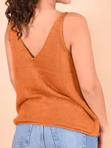 Musculosa color ladrillo con breteles finos y escote en V.