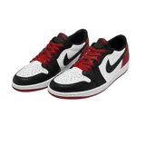 Championes Air Jordan 1 Low OG color marrón y blanco con detalles en negro.