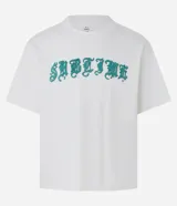 Remera blanca de algodón con corte boxy, cuello redondo y manga corta. Estampa frontal con el logo de la banda Sublime en color turquesa.