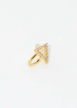 Ear cuff dorado con forma de triángulo con zirconias y dije de piedra oscura.