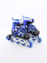 Par de patines en línea ajustables, con bota de caña alta en colores azul, blanco y negro.