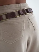 Short de punto color beige, tiro medio, con cintura elastizada y bolsillos traseros.