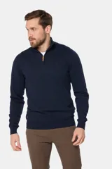 Sweater de punto fino color beige, con cuello alto y medio cierre frontal con cremallera.