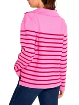 Sweater de punto color crema con rayas horizontales negras, cuello polo con escote en V y mangas largas.