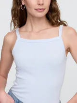 Musculosa celeste de punto canalé, con cuello cuadrado y tirantes anchos.