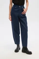 Pantalón jean negro con finas rayas verticales blancas, de corte amplio y tiro alto.