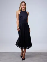 Vestido midi de gasa lurex color azul con cintura elastizada y espalda con escote. Tiene forro interno a tono.