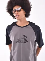Remera gris con mangas raglán negras y estampado de Goofy y Pluto.