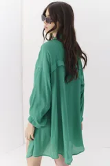 Camisa de color lima, de manga larga y diseño ligero, ideal para usar sobre traje de baño.