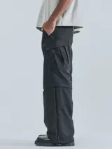 Pantalón negro tipo cargo con bolsillos laterales y corte holgado.